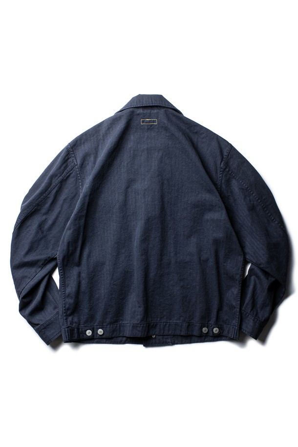 HBT M43 킬로이 재킷 [에이지드 네이비]는 봄, 가을에 어울리는 남성용 밀리터리 재킷입니다. 클래식하고 미니멀한 스타일을 추구하며, 출근룩과 데이트룩에 활용하기 좋습니다. HBT (헤링본 트윌) 원단을 사용하여 부드러운 촉감을 선사하며, 중간 두께감으로 간절기에 적합합니다. 입체 포켓 디자인과 허리 조임 버튼, 소매 주름 디테일이 특징이며, 더블 스티치 봉제와 바택 보강으로 내구성을 높였습니다. 가먼트 워싱 처리와 방축 가공으로 완성도를 높인 레귤러핏 네이비 컬러의 유틸리티 재킷입니다.
