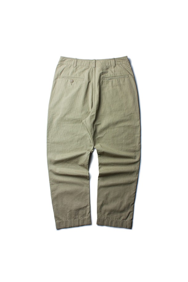 HBT 클래식 치노 [빈티지 카키]는 클래식과 빈티지 스타일을 결합한 남성용 치노 팬츠입니다. HBT 코튼 원단을 사용하여 부드러운 촉감을 제공하며, 사계절 내내 착용하기 좋습니다. 바이오 가공, 빈티지 워싱, 더블 스티치, YKK 지퍼, 내추럴 넛 버튼, 바택 처리, 방축가공 등 섬세한 디테일로 완성도를 높였습니다. 레귤러핏과 일자핏으로 편안한 착용감을 선사하며, 출근룩과 비즈니스 캐주얼, 미니멀, 워크웨어 스타일 연출에 적합합니다.
