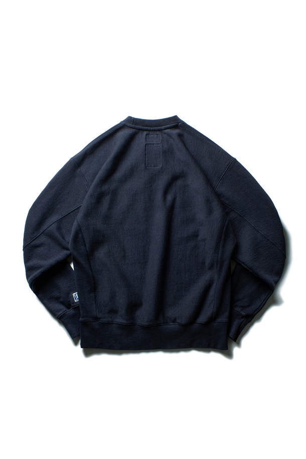 클래식 스웻셔츠 [다크 네이비]는 클래식하고 베이직한 스타일을 추구하는 남녀 모두에게 적합한 상의입니다. 면과 폴리에스테르 혼방 소재로 제작되어 부드러운 촉감과 두꺼운 두께로 봄, 가을, 겨울철에 따뜻하게 착용할 수 있습니다. 톤 다운된 다크 네이비 컬러에 무지 디자인으로 어떤 스타일에도 쉽게 매치할 수 있으며, 레귤러 핏으로 편안한 착용감을 제공합니다. V형 립 디테일, 립 사이드 패널, 헤링본 코튼 테이프 마감, 행잉 루프, 볼게임 로고 패치 등 섬세한 디테일이 돋보입니다. 출근룩이나 비즈니스 캐주얼에도 활용하기 좋은 아이템입니다.
