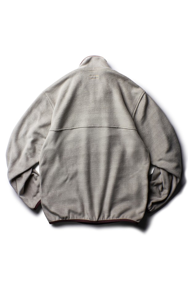 요세미티 플리스 풀오버 [샌드 토프]는 일상과 아웃도어 활동 모두에 적합한 플리스 재킷입니다. 부드러운 촉감의 두꺼운 폴리에스테르와 나일론 혼방 소재로 제작되어 가을, 겨울철 보온성을 책임집니다. 헤링본 코튼 엘라스틱 밴드 마감, 가슴 포켓, 양손 주머니, 로고 패치 디테일이 돋보이며, 바이오 워싱 처리를 통해 빈티지하고 캐주얼한 스타일을 연출합니다. 레귤러핏으로 제작되었으며, 스냅 여밈 방식과 긴소매 기장으로 편안함과 활동성을 높였습니다. 산책룩, 캠핑룩 등 다양한 TPO에 캐주얼, 클래식, 미니멀 스타일로 활용하기 좋습니다.
