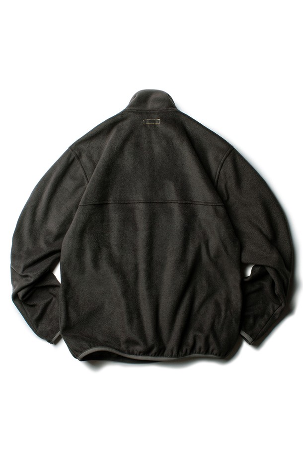 요세미티 플리스 풀오버 [올리브 브라운]은 아웃도어 활동과 일상에서 모두 활용 가능한 남성용 플리스 재킷입니다. 부드러운 촉감의 두꺼운 폴리에스터, 나일론 혼방 소재로 제작되어 보온, 신축성, 방풍 기능을 제공합니다. 빈티지하면서도 캐주얼한 스타일로, 캠핑룩, 등산룩, 산책룩 등 다양한 TPO에 적합하며, 워크웨어, 클래식 스타일 연출에도 용이합니다. 헤링본 코튼 엘라스틱 밴드 마감, 가슴 포켓, 양손 주머니, 로고 패치, 바이오 워싱 처리 등 디테일이 돋보입니다. 레귤러핏의 풀오버 스타일로, 간편하게 착용할 수 있습니다.
