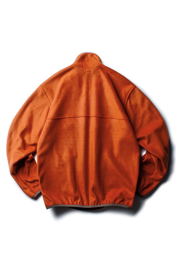 요세미티 플리스 풀오버 [번트 오렌지]는 남녀 모두 착용 가능한 아웃도어 및 일상용 플리스 자켓입니다. 두꺼운 두께감과 부드러운 촉감의 폴리에스테르, 나일론 혼방 소재로 제작되어 가을, 겨울철 따뜻하게 입을 수 있습니다. 헤링본 코튼 엘라스틱 밴드 마감, 가슴 포켓, 양손 주머니, 로고 패치 디테일이 돋보이며, 레귤러핏과 스냅 여밈 방식으로 캐주얼하고 빈티지한 스타일을 연출합니다. 보온성과 신축성을 갖춰 캠핑룩, 등산룩, 고프코어 스타일을 완성하기 좋습니다.
