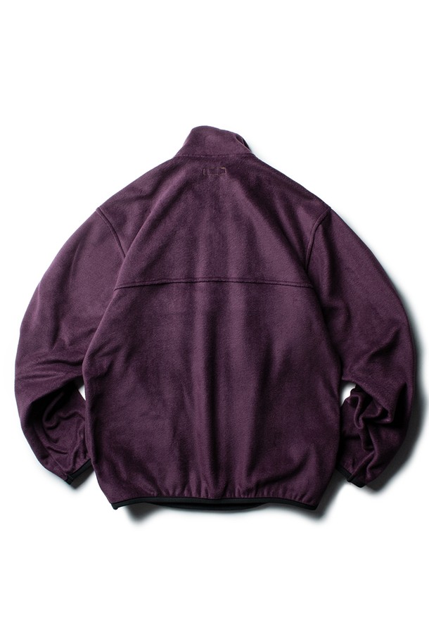 요세미티 플리스 풀오버 [퍼플 쉐이드]는 부드러운 촉감의 폴리에스터, 나일론 혼방 소재로 제작되어 가을, 겨울철 따뜻함을 선사합니다. 일상과 아웃도어 활동 모두에 적합하며, 빈티지하면서도 캐주얼한 스타일을 연출합니다. 두꺼운 두께감과 레귤러 핏으로 편안한 착용감을 제공하며, 헤링본 코튼 엘라스틱 밴드 마감, 가슴 포켓, 양손 주머니, 로고 패치가 특징입니다. 스냅 여밈 방식과 긴 소매 디자인으로 캠핑룩, 미니멀 스타일을 완성하며 보온성과 신축성을 갖춰 활동성을 높여줍니다. 풀오버 타입으로 간편하게 착용할 수 있습니다.
