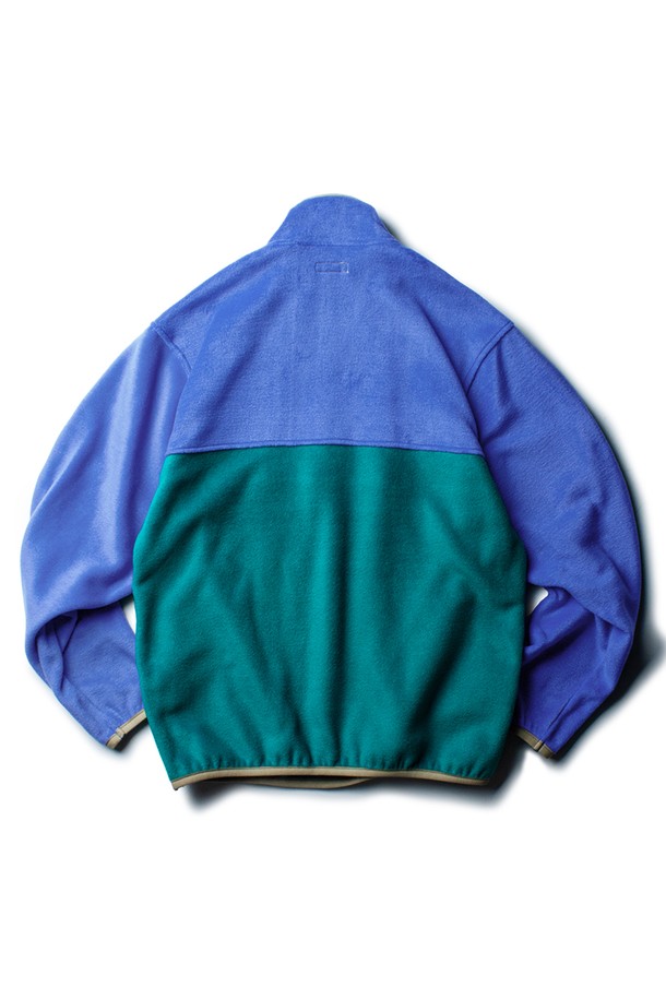 2-BLOCKED YOSEMITE FLEECE PULLOVER [SKY TURQUOISE]는 스카이 터쿼이즈와 블루 컬러 배색이 돋보이는 플리스 풀오버입니다. 부드러운 촉감의 폴리에스테르와 나일론 혼방 소재로 제작되어 가을, 겨울철 보온성을 제공하며, 일상 및 아웃도어 활동에 적합합니다. 레귤러핏의 레귤러 기장으로 활동성을 높였으며, 스냅 버튼 여밈 방식과 가슴 포켓, 양손 주머니 디테일로 실용성을 더했습니다. 헤링본 코튼 엘라스틱 밴드 마감, 로고 패치, 바이오 워싱 처리, 그리고 캐주얼, 고프코어 스타일과 등산룩, 캠핑룩 연출에 용이합니다.
