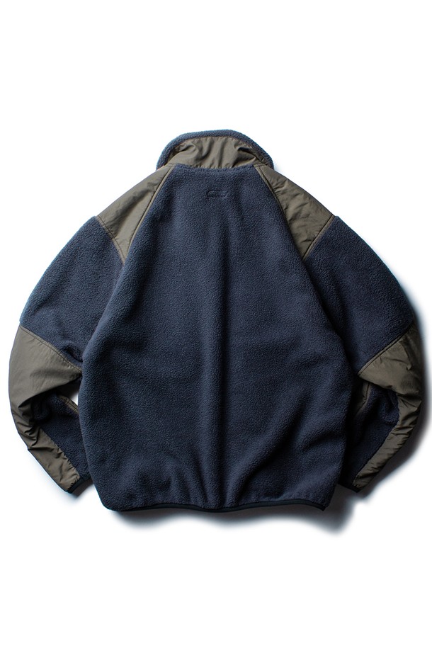 ECWCS 아미 플리스 재킷 [덱 네이비]는 겨울철 보온과 방풍 기능을 갖춘 남녀 공용 플리스 재킷입니다. 밀리터리, 캐주얼 스타일을 기반으로 일상 및 아웃도어 활동에 적합하며, 등산룩, 캠핑룩, 출근룩 등 다양한 TPO에 활용할 수 있습니다. 부드러운 촉감의 폴리에스테르, 나일론, 면 혼방 소재로 제작되었으며, 두꺼운 두께감으로 뛰어난 보온성을 제공합니다. YKK 2-Way 지퍼, 벨크로 디테일, 헤링본 트윌 밴드, 바이오 워싱 처리 등 밀리터리 스타일을 강조하는 디테일이 돋보입니다. 레귤러핏의 긴소매 디자인으로 캐주얼, 클래식, 워크웨어 스타일을 연출하기 좋습니다.
