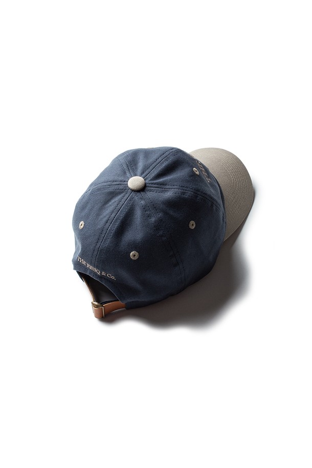 네이비와 그레이 컬러 배색이 세련된 STANDARD BALL CAP입니다. 6패널 구조에 고밀도 22s Cotton Twill 원단을 사용하여 부드러운 촉감과 뛰어난 통기성을 제공하며, 워싱 가공으로 자연스러운 멋을 더했습니다. 소가죽 사이즈 조절 밴드와 자수 디테일이 돋보이며, 챙 넓이 7.5cm, 모자 깊이 11.5cm로 편안한 착용감을 선사합니다.
