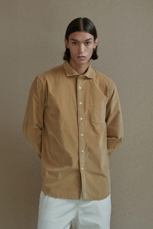 [PRODE SHIRT][레귤러] 피렌체 와이드 코듀로이 셔츠 (베이지)는 부드러운 코듀로이 소재로 제작되어 포근한 착용감을 선사합니다. 베이직하고 클래식한 무드로, 비즈니스 캐주얼, 출근룩, 모임룩 등 다양한 TPO에 활용하기 좋습니다. 와이드 칼라와 긴 소매, 레귤러핏으로 디자인되었으며, 라운드 커프스, 앞면 플라켓, 라운드 포켓, 박스 플리츠, 행 루프, 거셋, 빈티지 버튼 가공 등의 섬세한 디테일이 돋보입니다. 미니멀하면서도 워크웨어 스타일을 연출하여 세련된 분위기를 더합니다. 사계절 내내 활용 가능한 실용적인 아이템입니다.
