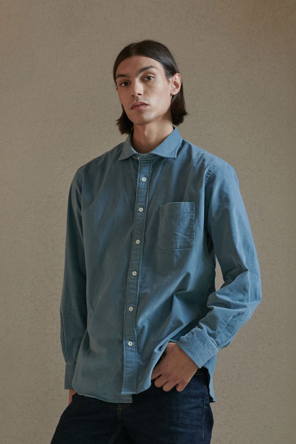 [PRODE SHIRT][레귤러] 피렌체 와이드 코듀로이 셔츠 (블루)는 클래식과 베이직 스타일을 추구하는 당신을 위한 셔츠입니다. 일상과 비즈니스 캐주얼, 출근룩, 오피스룩에 모두 잘 어울리는 이 셔츠는 레귤러핏으로 편안하게 착용 가능합니다. 부드러운 코듀로이 소재와 와이드 칼라 디자인이 특징이며, 긴소매와 라운드 커프스, 2개 플리츠, 앞면 플라켓, 라운드 포켓, 박스 플리츠, 행 루프, 거셋, 사이드 버튼 특수가공 등의 섬세한 디테일이 돋보입니다. 어디든 매치하기 쉬운 미니멀하고 캐주얼한 스타일의 셔츠로, 당신의 옷장에 세련됨을 더해보세요.
