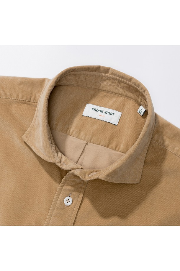 [PRODE SHIRT][레귤러] 피렌체 와이드 코듀로이 셔츠 (베이지)는 부드러운 코듀로이 소재로 제작되어 포근한 착용감을 선사합니다. 베이직하고 클래식한 무드로, 비즈니스 캐주얼, 출근룩, 모임룩 등 다양한 TPO에 활용하기 좋습니다. 와이드 칼라와 긴 소매, 레귤러핏으로 디자인되었으며, 라운드 커프스, 앞면 플라켓, 라운드 포켓, 박스 플리츠, 행 루프, 거셋, 빈티지 버튼 가공 등의 섬세한 디테일이 돋보입니다. 미니멀하면서도 워크웨어 스타일을 연출하여 세련된 분위기를 더합니다. 사계절 내내 활용 가능한 실용적인 아이템입니다.
