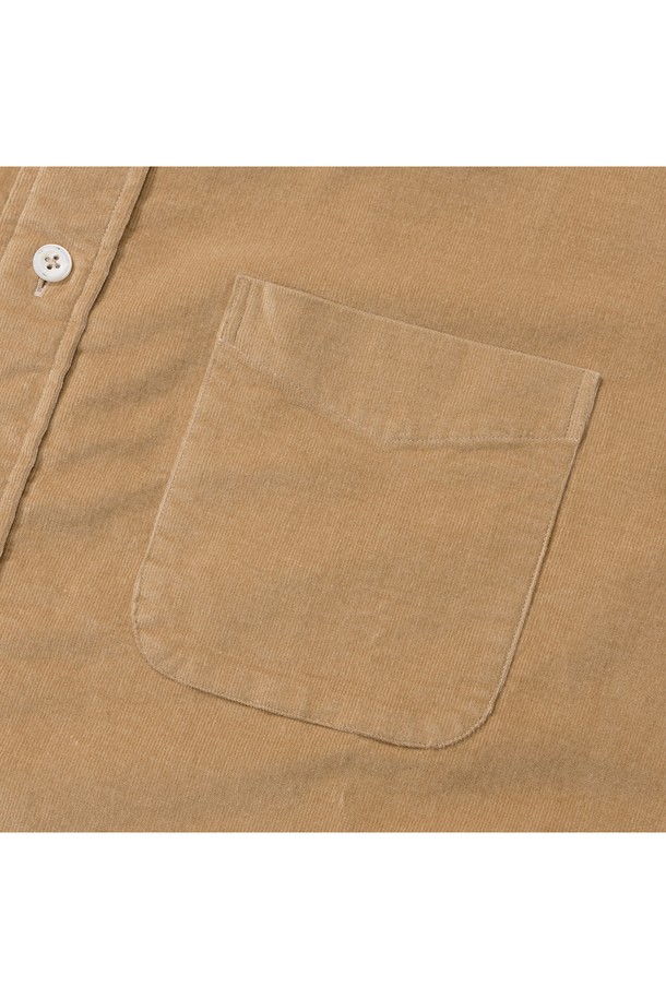 [PRODE SHIRT][레귤러] 피렌체 와이드 코듀로이 셔츠 (베이지)는 부드러운 코듀로이 소재로 제작되어 포근한 착용감을 선사합니다. 베이직하고 클래식한 무드로, 비즈니스 캐주얼, 출근룩, 모임룩 등 다양한 TPO에 활용하기 좋습니다. 와이드 칼라와 긴 소매, 레귤러핏으로 디자인되었으며, 라운드 커프스, 앞면 플라켓, 라운드 포켓, 박스 플리츠, 행 루프, 거셋, 빈티지 버튼 가공 등의 섬세한 디테일이 돋보입니다. 미니멀하면서도 워크웨어 스타일을 연출하여 세련된 분위기를 더합니다. 사계절 내내 활용 가능한 실용적인 아이템입니다.
