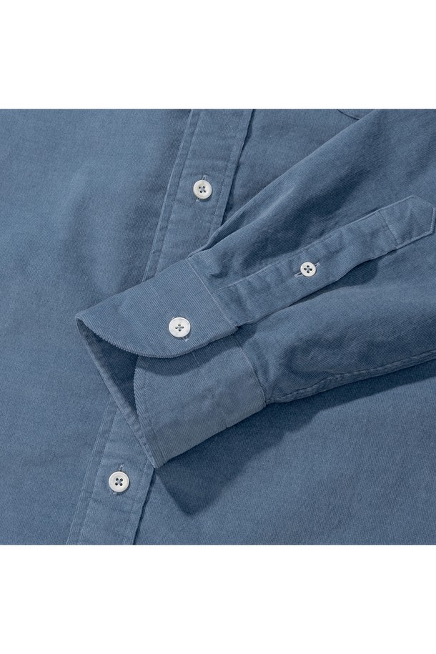 [PRODE SHIRT][레귤러] 피렌체 와이드 코듀로이 셔츠 (블루)는 클래식과 베이직 스타일을 추구하는 당신을 위한 셔츠입니다. 일상과 비즈니스 캐주얼, 출근룩, 오피스룩에 모두 잘 어울리는 이 셔츠는 레귤러핏으로 편안하게 착용 가능합니다. 부드러운 코듀로이 소재와 와이드 칼라 디자인이 특징이며, 긴소매와 라운드 커프스, 2개 플리츠, 앞면 플라켓, 라운드 포켓, 박스 플리츠, 행 루프, 거셋, 사이드 버튼 특수가공 등의 섬세한 디테일이 돋보입니다. 어디든 매치하기 쉬운 미니멀하고 캐주얼한 스타일의 셔츠로, 당신의 옷장에 세련됨을 더해보세요.
