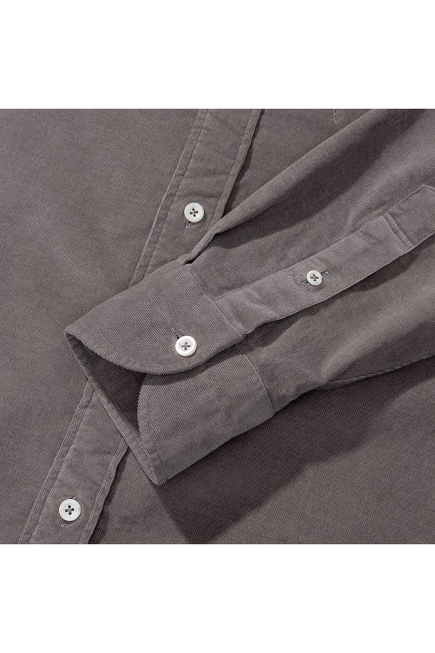 [PRODE SHIRT][레귤러] 피렌체 와이드 코듀로이 셔츠 (그레이)는 클래식과 베이직 스타일을 추구하는 남성 고객을 위한 셔츠입니다. 부드러운 촉감의 코듀로이 소재와 레귤러핏, 컴포트핏, 릴렉스핏으로 편안한 착용감을 선사합니다. 와이드 칼라와 긴소매 디자인, 빈티지 스타일 버튼, 라운드 커프스, 앞면 플라켓, 라운드 포켓, 박스 플리츠, 행 루프, 거셋 등의 디테일이 돋보입니다. 사계절, 비즈니스 캐주얼, 출근룩, 회의룩에 적합하며 구터만 원사를 사용하여 꼼꼼하게 제작되었습니다.
