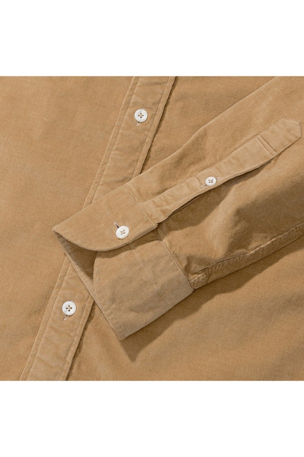 [PRODE SHIRT][레귤러] 피렌체 와이드 코듀로이 셔츠 (베이지)는 부드러운 코듀로이 소재로 제작되어 포근한 착용감을 선사합니다. 베이직하고 클래식한 무드로, 비즈니스 캐주얼, 출근룩, 모임룩 등 다양한 TPO에 활용하기 좋습니다. 와이드 칼라와 긴 소매, 레귤러핏으로 디자인되었으며, 라운드 커프스, 앞면 플라켓, 라운드 포켓, 박스 플리츠, 행 루프, 거셋, 빈티지 버튼 가공 등의 섬세한 디테일이 돋보입니다. 미니멀하면서도 워크웨어 스타일을 연출하여 세련된 분위기를 더합니다. 사계절 내내 활용 가능한 실용적인 아이템입니다.
