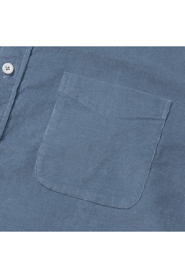 [PRODE SHIRT][레귤러] 피렌체 와이드 코듀로이 셔츠 (블루)는 클래식과 베이직 스타일을 추구하는 당신을 위한 셔츠입니다. 일상과 비즈니스 캐주얼, 출근룩, 오피스룩에 모두 잘 어울리는 이 셔츠는 레귤러핏으로 편안하게 착용 가능합니다. 부드러운 코듀로이 소재와 와이드 칼라 디자인이 특징이며, 긴소매와 라운드 커프스, 2개 플리츠, 앞면 플라켓, 라운드 포켓, 박스 플리츠, 행 루프, 거셋, 사이드 버튼 특수가공 등의 섬세한 디테일이 돋보입니다. 어디든 매치하기 쉬운 미니멀하고 캐주얼한 스타일의 셔츠로, 당신의 옷장에 세련됨을 더해보세요.
