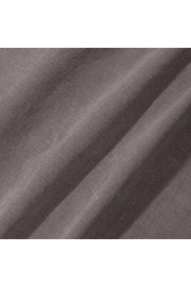 [PRODE SHIRT][레귤러] 피렌체 와이드 코듀로이 셔츠 (그레이)는 클래식과 베이직 스타일을 추구하는 남성 고객을 위한 셔츠입니다. 부드러운 촉감의 코듀로이 소재와 레귤러핏, 컴포트핏, 릴렉스핏으로 편안한 착용감을 선사합니다. 와이드 칼라와 긴소매 디자인, 빈티지 스타일 버튼, 라운드 커프스, 앞면 플라켓, 라운드 포켓, 박스 플리츠, 행 루프, 거셋 등의 디테일이 돋보입니다. 사계절, 비즈니스 캐주얼, 출근룩, 회의룩에 적합하며 구터만 원사를 사용하여 꼼꼼하게 제작되었습니다.
