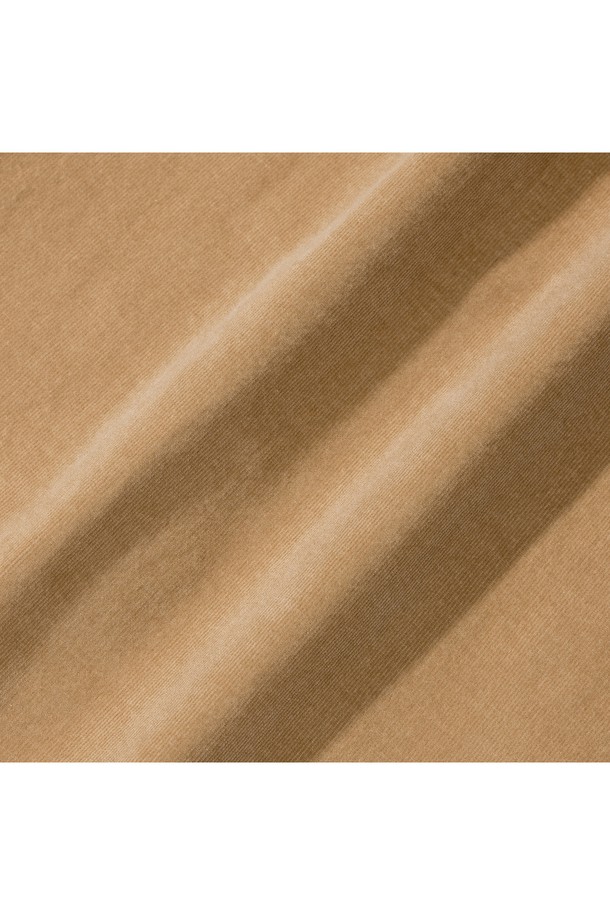 [PRODE SHIRT][레귤러] 피렌체 와이드 코듀로이 셔츠 (베이지)는 부드러운 코듀로이 소재로 제작되어 포근한 착용감을 선사합니다. 베이직하고 클래식한 무드로, 비즈니스 캐주얼, 출근룩, 모임룩 등 다양한 TPO에 활용하기 좋습니다. 와이드 칼라와 긴 소매, 레귤러핏으로 디자인되었으며, 라운드 커프스, 앞면 플라켓, 라운드 포켓, 박스 플리츠, 행 루프, 거셋, 빈티지 버튼 가공 등의 섬세한 디테일이 돋보입니다. 미니멀하면서도 워크웨어 스타일을 연출하여 세련된 분위기를 더합니다. 사계절 내내 활용 가능한 실용적인 아이템입니다.
