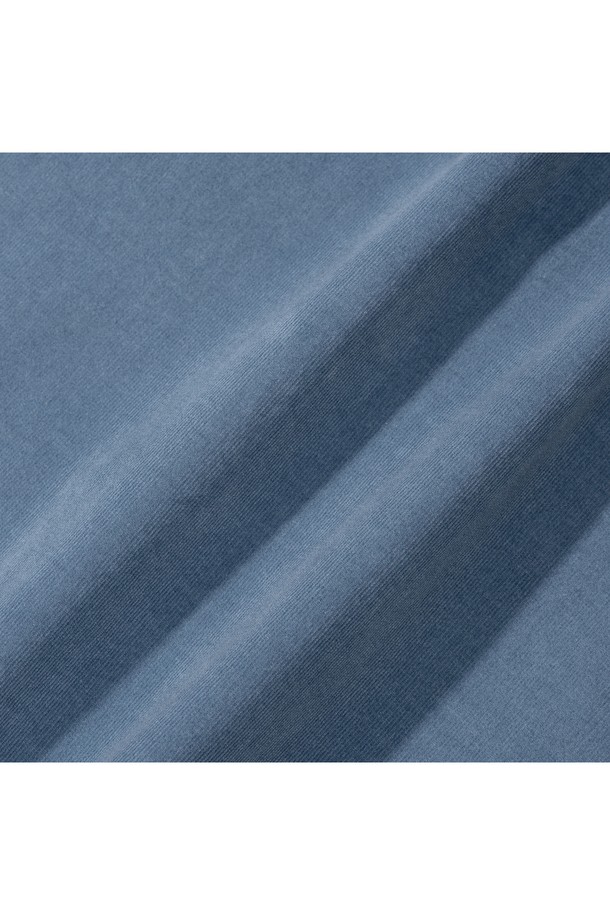 [PRODE SHIRT][레귤러] 피렌체 와이드 코듀로이 셔츠 (블루)는 클래식과 베이직 스타일을 추구하는 당신을 위한 셔츠입니다. 일상과 비즈니스 캐주얼, 출근룩, 오피스룩에 모두 잘 어울리는 이 셔츠는 레귤러핏으로 편안하게 착용 가능합니다. 부드러운 코듀로이 소재와 와이드 칼라 디자인이 특징이며, 긴소매와 라운드 커프스, 2개 플리츠, 앞면 플라켓, 라운드 포켓, 박스 플리츠, 행 루프, 거셋, 사이드 버튼 특수가공 등의 섬세한 디테일이 돋보입니다. 어디든 매치하기 쉬운 미니멀하고 캐주얼한 스타일의 셔츠로, 당신의 옷장에 세련됨을 더해보세요.
