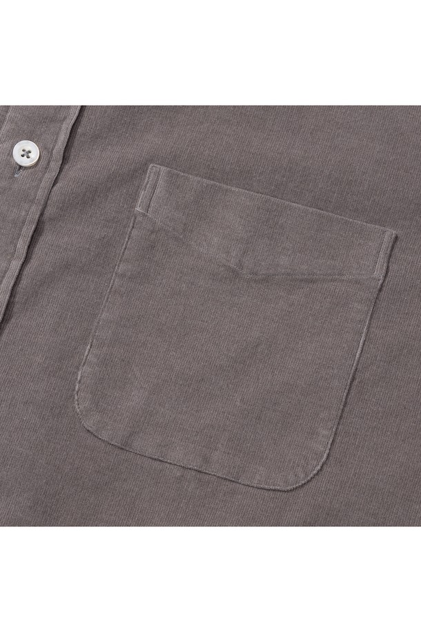 [PRODE SHIRT][레귤러] 피렌체 와이드 코듀로이 셔츠 (그레이)는 클래식과 베이직 스타일을 추구하는 남성 고객을 위한 셔츠입니다. 부드러운 촉감의 코듀로이 소재와 레귤러핏, 컴포트핏, 릴렉스핏으로 편안한 착용감을 선사합니다. 와이드 칼라와 긴소매 디자인, 빈티지 스타일 버튼, 라운드 커프스, 앞면 플라켓, 라운드 포켓, 박스 플리츠, 행 루프, 거셋 등의 디테일이 돋보입니다. 사계절, 비즈니스 캐주얼, 출근룩, 회의룩에 적합하며 구터만 원사를 사용하여 꼼꼼하게 제작되었습니다.
