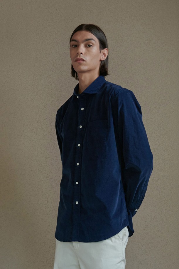 [PRODE SHIRT][레귤러] 피렌체 와이드 코듀로이 셔츠 (네이비)는 가을과 겨울, 일상 및 비즈니스 캐주얼, 모임룩에 활용하기 좋은 남성 셔츠입니다. 클래식, 캐주얼, 미니멀 스타일을 아우르는 이 셔츠는 넉넉한 레귤러핏과 컴포트핏, 릴랙스핏으로 편안한 착용감을 제공합니다. 두꺼운 네이비 컬러의 코듀로이 소재는 따뜻함과 고급스러운 분위기를 더하며, 와이드 칼라와 긴 소매, 라운드 커프스가 특징입니다. 라운드 포켓, 박스 플리츠, 행 루프, 거셋 등의 디테일과 구터만 원사 사용, 사이드 버튼 특수가공으로 완성도를 높였습니다.
