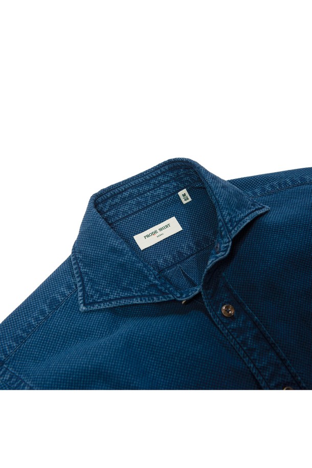 [PRODE SHIRT] 로열 빈티지 데님 셔츠는 남녀 모두 착용 가능한 셔츠로, 캐주얼 및 클래식 스타일을 연출하기 좋습니다. 블루와 인디고 두 가지 색상으로 출시되었으며, 봄, 가을, 겨울 계절에 활용하기 적합합니다. 레귤러 핏의 긴 소매 셔츠로, 와이드 칼라 디자인이 특징입니다. 데님과 면 혼방 소재로 제작되어 부드러운 촉감을 선사하며, 사이드 버닝 단추, 워싱 가공, 비접착 심지, 행루프, 거싯 등의 디테일이 빈티지 무드를 더합니다.
