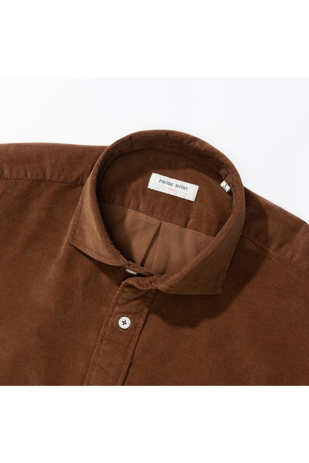 [PRODE SHIRT][레귤러] 피렌체 와이드 코듀로이 셔츠 (모카 브라운)는 일상과 비즈니스 캐주얼, 오피스룩에 모두 잘 어울리는 베이직 스타일의 셔츠입니다. 부드러운 코듀로이 소재에 모카 브라운 컬러로 따뜻하고 포근한 분위기를 연출하며, 레귤러핏과 와이드 칼라 디자인으로 편안하면서도 세련된 실루엣을 선사합니다. 긴 소매에 라운드 커프스와 앞면 플라켓, 라운드 포켓, 박스 플리츠, 행 루프, 거셋 등의 디테일이 돋보이며, 구터만 스레드를 사용하여 높은 완성도를 자랑합니다. 클래식, 미니멀, 워크웨어 스타일을 즐겨 입는 분들께 추천합니다.
