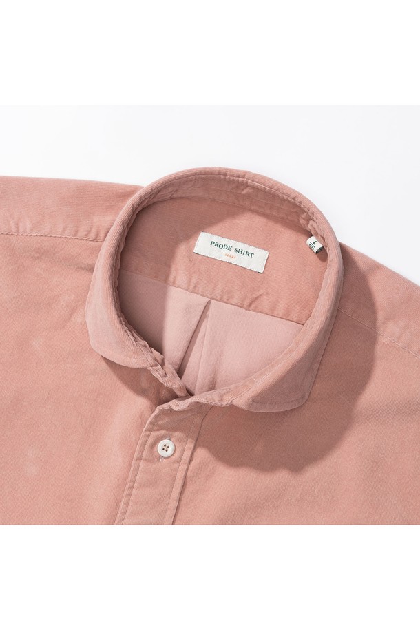 [PRODE SHIRT][레귤러] 피렌체 와이드 코듀로이 셔츠 (러스트 핑크)는 클래식한 스타일을 추구하는 분들을 위한 셔츠입니다. 비즈니스 캐주얼, 출근룩, 오피스룩에 적합하며, 릴랙스핏, 컴포트핏, 레귤러핏으로 편안하게 착용할 수 있습니다. 부드러운 코듀로이 소재에 와이드 칼라, 2개 플리츠, 앞 플라켓, 라운드 포켓, 박스 플리츠, 행 루프, 거셋 등의 디테일이 돋보입니다. 러스트 핑크 컬러와 빈티지 스타일 버튼, 구터만 원사 단추가 어우러져 미니멀하면서도 세련된 분위기를 연출합니다. 긴소매의 레귤러 기장으로 제작되었으며, 일상과 비즈니스 모두에서 활용 가능합니다.
