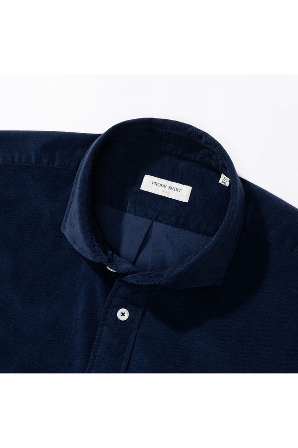 [PRODE SHIRT][레귤러] 피렌체 와이드 코듀로이 셔츠 (네이비)는 가을과 겨울, 일상 및 비즈니스 캐주얼, 모임룩에 활용하기 좋은 남성 셔츠입니다. 클래식, 캐주얼, 미니멀 스타일을 아우르는 이 셔츠는 넉넉한 레귤러핏과 컴포트핏, 릴랙스핏으로 편안한 착용감을 제공합니다. 두꺼운 네이비 컬러의 코듀로이 소재는 따뜻함과 고급스러운 분위기를 더하며, 와이드 칼라와 긴 소매, 라운드 커프스가 특징입니다. 라운드 포켓, 박스 플리츠, 행 루프, 거셋 등의 디테일과 구터만 원사 사용, 사이드 버튼 특수가공으로 완성도를 높였습니다.
