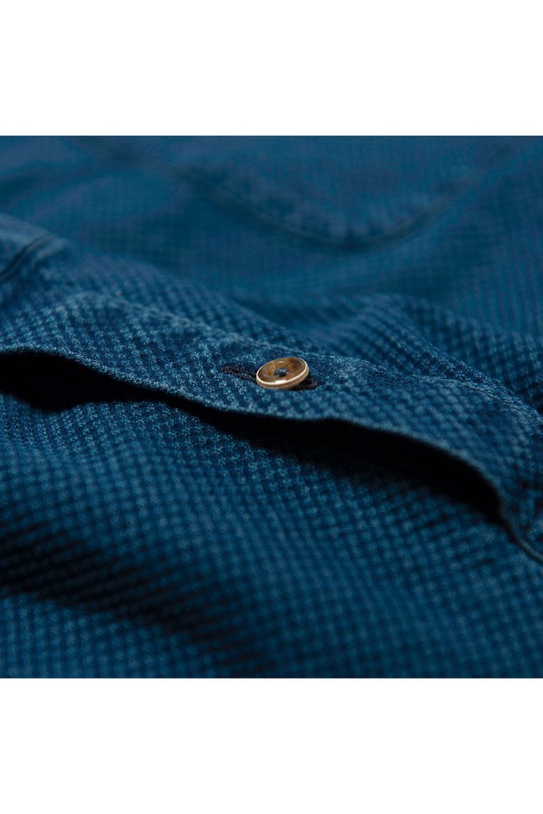 [PRODE SHIRT] 로열 빈티지 데님 셔츠는 남녀 모두 착용 가능한 셔츠로, 캐주얼 및 클래식 스타일을 연출하기 좋습니다. 블루와 인디고 두 가지 색상으로 출시되었으며, 봄, 가을, 겨울 계절에 활용하기 적합합니다. 레귤러 핏의 긴 소매 셔츠로, 와이드 칼라 디자인이 특징입니다. 데님과 면 혼방 소재로 제작되어 부드러운 촉감을 선사하며, 사이드 버닝 단추, 워싱 가공, 비접착 심지, 행루프, 거싯 등의 디테일이 빈티지 무드를 더합니다.
