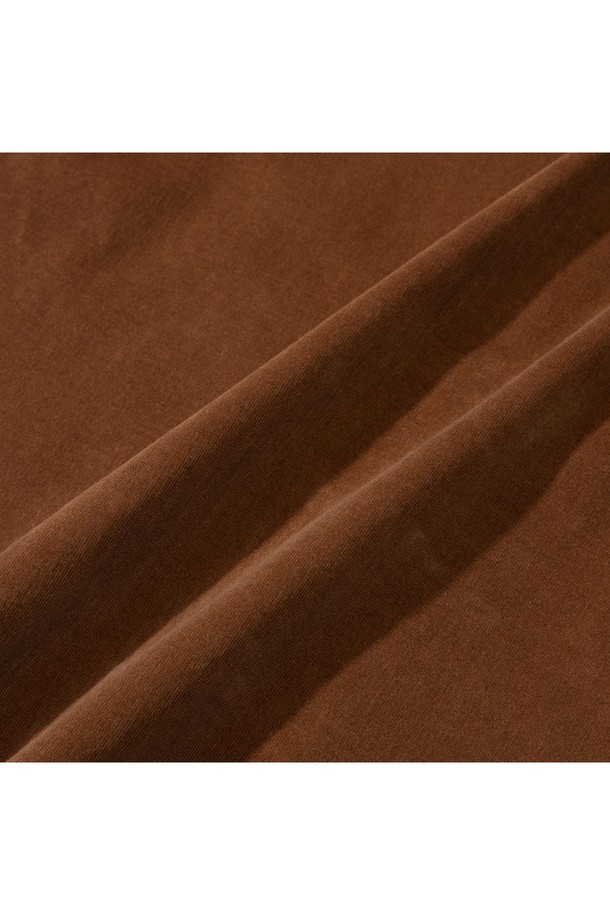 [PRODE SHIRT][레귤러] 피렌체 와이드 코듀로이 셔츠 (모카 브라운)는 일상과 비즈니스 캐주얼, 오피스룩에 모두 잘 어울리는 베이직 스타일의 셔츠입니다. 부드러운 코듀로이 소재에 모카 브라운 컬러로 따뜻하고 포근한 분위기를 연출하며, 레귤러핏과 와이드 칼라 디자인으로 편안하면서도 세련된 실루엣을 선사합니다. 긴 소매에 라운드 커프스와 앞면 플라켓, 라운드 포켓, 박스 플리츠, 행 루프, 거셋 등의 디테일이 돋보이며, 구터만 스레드를 사용하여 높은 완성도를 자랑합니다. 클래식, 미니멀, 워크웨어 스타일을 즐겨 입는 분들께 추천합니다.
