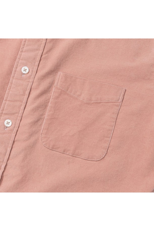 [PRODE SHIRT][레귤러] 피렌체 와이드 코듀로이 셔츠 (러스트 핑크)는 클래식한 스타일을 추구하는 분들을 위한 셔츠입니다. 비즈니스 캐주얼, 출근룩, 오피스룩에 적합하며, 릴랙스핏, 컴포트핏, 레귤러핏으로 편안하게 착용할 수 있습니다. 부드러운 코듀로이 소재에 와이드 칼라, 2개 플리츠, 앞 플라켓, 라운드 포켓, 박스 플리츠, 행 루프, 거셋 등의 디테일이 돋보입니다. 러스트 핑크 컬러와 빈티지 스타일 버튼, 구터만 원사 단추가 어우러져 미니멀하면서도 세련된 분위기를 연출합니다. 긴소매의 레귤러 기장으로 제작되었으며, 일상과 비즈니스 모두에서 활용 가능합니다.
