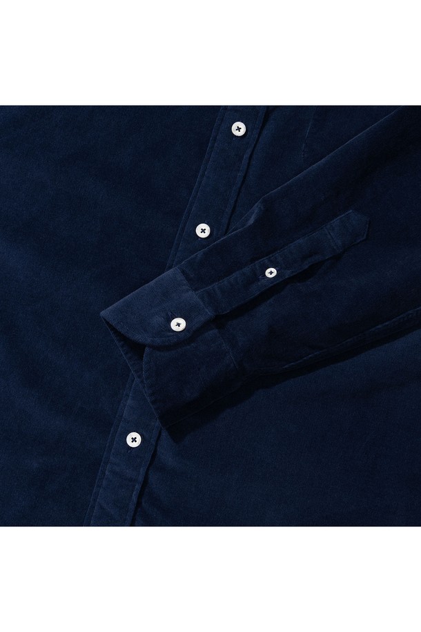 [PRODE SHIRT][레귤러] 피렌체 와이드 코듀로이 셔츠 (네이비)는 가을과 겨울, 일상 및 비즈니스 캐주얼, 모임룩에 활용하기 좋은 남성 셔츠입니다. 클래식, 캐주얼, 미니멀 스타일을 아우르는 이 셔츠는 넉넉한 레귤러핏과 컴포트핏, 릴랙스핏으로 편안한 착용감을 제공합니다. 두꺼운 네이비 컬러의 코듀로이 소재는 따뜻함과 고급스러운 분위기를 더하며, 와이드 칼라와 긴 소매, 라운드 커프스가 특징입니다. 라운드 포켓, 박스 플리츠, 행 루프, 거셋 등의 디테일과 구터만 원사 사용, 사이드 버튼 특수가공으로 완성도를 높였습니다.
