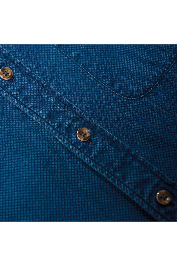 [PRODE SHIRT] 로열 빈티지 데님 셔츠는 남녀 모두 착용 가능한 셔츠로, 캐주얼 및 클래식 스타일을 연출하기 좋습니다. 블루와 인디고 두 가지 색상으로 출시되었으며, 봄, 가을, 겨울 계절에 활용하기 적합합니다. 레귤러 핏의 긴 소매 셔츠로, 와이드 칼라 디자인이 특징입니다. 데님과 면 혼방 소재로 제작되어 부드러운 촉감을 선사하며, 사이드 버닝 단추, 워싱 가공, 비접착 심지, 행루프, 거싯 등의 디테일이 빈티지 무드를 더합니다.
