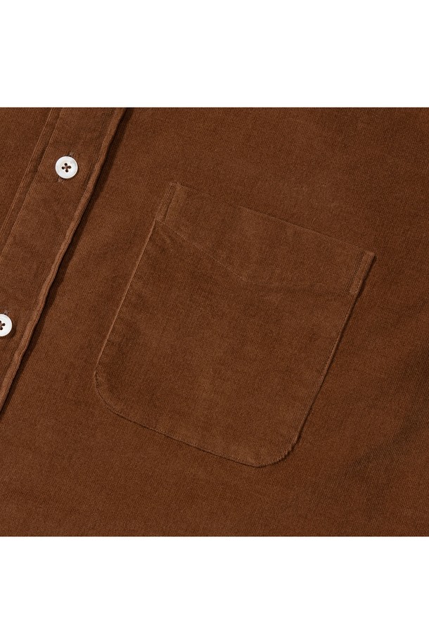 [PRODE SHIRT][레귤러] 피렌체 와이드 코듀로이 셔츠 (모카 브라운)는 일상과 비즈니스 캐주얼, 오피스룩에 모두 잘 어울리는 베이직 스타일의 셔츠입니다. 부드러운 코듀로이 소재에 모카 브라운 컬러로 따뜻하고 포근한 분위기를 연출하며, 레귤러핏과 와이드 칼라 디자인으로 편안하면서도 세련된 실루엣을 선사합니다. 긴 소매에 라운드 커프스와 앞면 플라켓, 라운드 포켓, 박스 플리츠, 행 루프, 거셋 등의 디테일이 돋보이며, 구터만 스레드를 사용하여 높은 완성도를 자랑합니다. 클래식, 미니멀, 워크웨어 스타일을 즐겨 입는 분들께 추천합니다.
