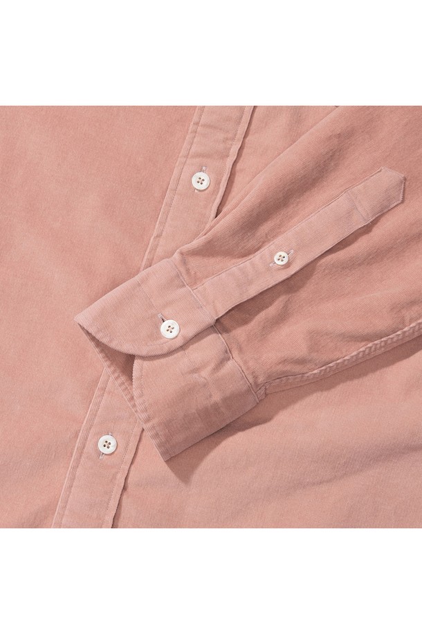 [PRODE SHIRT][레귤러] 피렌체 와이드 코듀로이 셔츠 (러스트 핑크)는 클래식한 스타일을 추구하는 분들을 위한 셔츠입니다. 비즈니스 캐주얼, 출근룩, 오피스룩에 적합하며, 릴랙스핏, 컴포트핏, 레귤러핏으로 편안하게 착용할 수 있습니다. 부드러운 코듀로이 소재에 와이드 칼라, 2개 플리츠, 앞 플라켓, 라운드 포켓, 박스 플리츠, 행 루프, 거셋 등의 디테일이 돋보입니다. 러스트 핑크 컬러와 빈티지 스타일 버튼, 구터만 원사 단추가 어우러져 미니멀하면서도 세련된 분위기를 연출합니다. 긴소매의 레귤러 기장으로 제작되었으며, 일상과 비즈니스 모두에서 활용 가능합니다.
