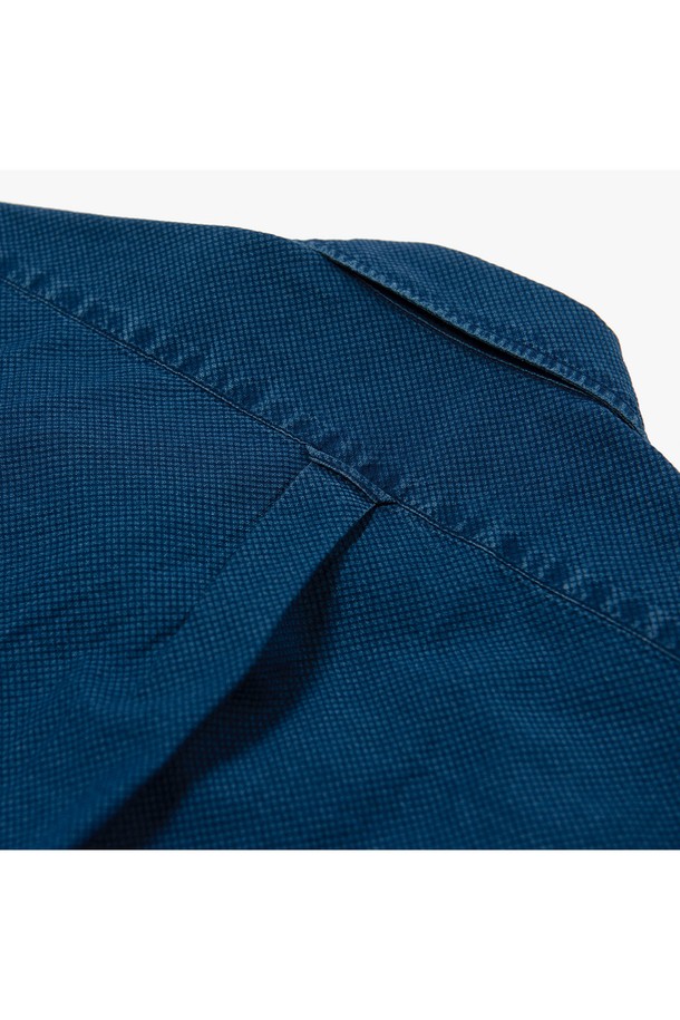 [PRODE SHIRT] 로열 빈티지 데님 셔츠는 남녀 모두 착용 가능한 셔츠로, 캐주얼 및 클래식 스타일을 연출하기 좋습니다. 블루와 인디고 두 가지 색상으로 출시되었으며, 봄, 가을, 겨울 계절에 활용하기 적합합니다. 레귤러 핏의 긴 소매 셔츠로, 와이드 칼라 디자인이 특징입니다. 데님과 면 혼방 소재로 제작되어 부드러운 촉감을 선사하며, 사이드 버닝 단추, 워싱 가공, 비접착 심지, 행루프, 거싯 등의 디테일이 빈티지 무드를 더합니다.
