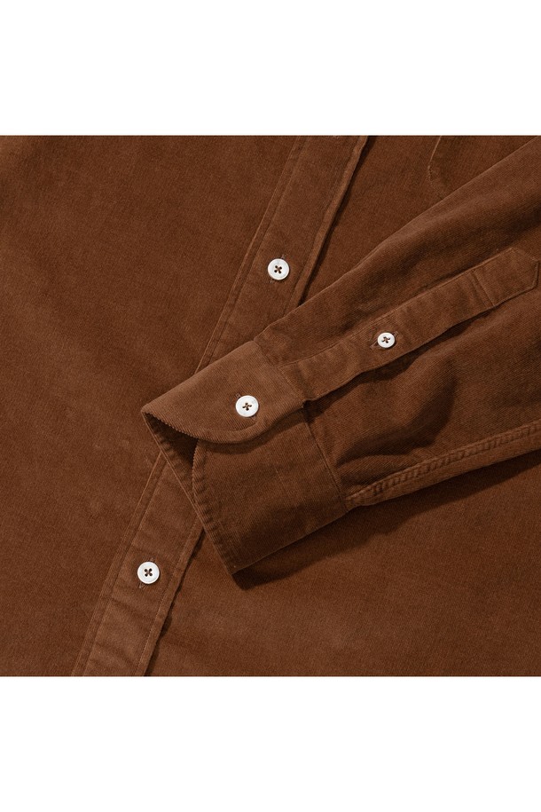 [PRODE SHIRT][레귤러] 피렌체 와이드 코듀로이 셔츠 (모카 브라운)는 일상과 비즈니스 캐주얼, 오피스룩에 모두 잘 어울리는 베이직 스타일의 셔츠입니다. 부드러운 코듀로이 소재에 모카 브라운 컬러로 따뜻하고 포근한 분위기를 연출하며, 레귤러핏과 와이드 칼라 디자인으로 편안하면서도 세련된 실루엣을 선사합니다. 긴 소매에 라운드 커프스와 앞면 플라켓, 라운드 포켓, 박스 플리츠, 행 루프, 거셋 등의 디테일이 돋보이며, 구터만 스레드를 사용하여 높은 완성도를 자랑합니다. 클래식, 미니멀, 워크웨어 스타일을 즐겨 입는 분들께 추천합니다.
