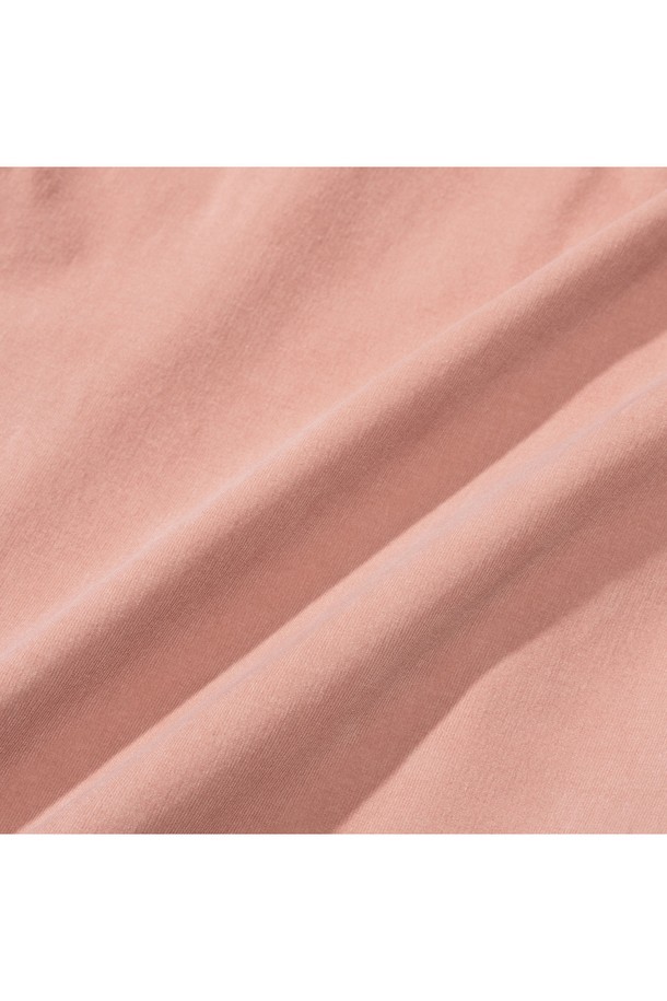 [PRODE SHIRT][레귤러] 피렌체 와이드 코듀로이 셔츠 (러스트 핑크)는 클래식한 스타일을 추구하는 분들을 위한 셔츠입니다. 비즈니스 캐주얼, 출근룩, 오피스룩에 적합하며, 릴랙스핏, 컴포트핏, 레귤러핏으로 편안하게 착용할 수 있습니다. 부드러운 코듀로이 소재에 와이드 칼라, 2개 플리츠, 앞 플라켓, 라운드 포켓, 박스 플리츠, 행 루프, 거셋 등의 디테일이 돋보입니다. 러스트 핑크 컬러와 빈티지 스타일 버튼, 구터만 원사 단추가 어우러져 미니멀하면서도 세련된 분위기를 연출합니다. 긴소매의 레귤러 기장으로 제작되었으며, 일상과 비즈니스 모두에서 활용 가능합니다.
