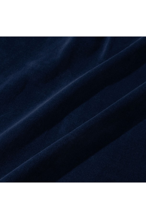 [PRODE SHIRT][레귤러] 피렌체 와이드 코듀로이 셔츠 (네이비)는 가을과 겨울, 일상 및 비즈니스 캐주얼, 모임룩에 활용하기 좋은 남성 셔츠입니다. 클래식, 캐주얼, 미니멀 스타일을 아우르는 이 셔츠는 넉넉한 레귤러핏과 컴포트핏, 릴랙스핏으로 편안한 착용감을 제공합니다. 두꺼운 네이비 컬러의 코듀로이 소재는 따뜻함과 고급스러운 분위기를 더하며, 와이드 칼라와 긴 소매, 라운드 커프스가 특징입니다. 라운드 포켓, 박스 플리츠, 행 루프, 거셋 등의 디테일과 구터만 원사 사용, 사이드 버튼 특수가공으로 완성도를 높였습니다.
