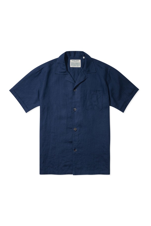 시원한 여름을 위한 남성용 쿠반 오픈카라 캠프 셔츠입니다. 부드러운 린넨 소재로 제작되어 가볍고 통기성이 뛰어나며, 네이비 컬러에 레귤러핏과 루즈핏으로 편안한 착용감을 제공합니다. 턴업 소매, 라운드 플래킷, 사이드 슬릿 등의 디테일과 무지 패턴이 어우러져 캐주얼하면서도 베이직한 스타일을 연출하며, 구터만 실을 사용하여 내구성을 높였습니다.
