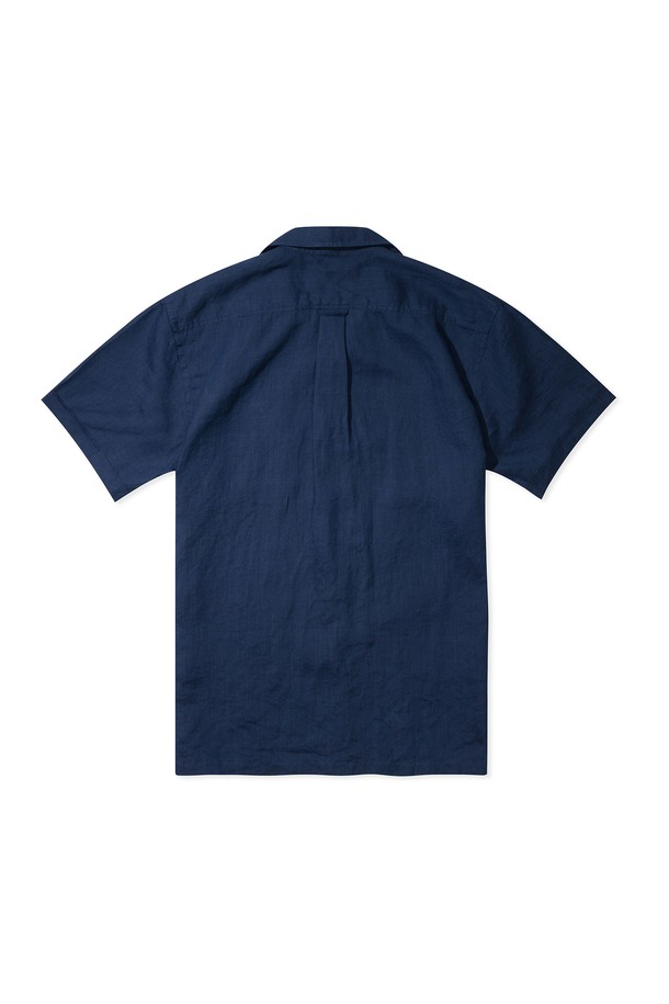 시원한 여름을 위한 남성용 쿠반 오픈카라 캠프 셔츠입니다. 부드러운 린넨 소재로 제작되어 가볍고 통기성이 뛰어나며, 네이비 컬러에 레귤러핏과 루즈핏으로 편안한 착용감을 제공합니다. 턴업 소매, 라운드 플래킷, 사이드 슬릿 등의 디테일과 무지 패턴이 어우러져 캐주얼하면서도 베이직한 스타일을 연출하며, 구터만 실을 사용하여 내구성을 높였습니다.
