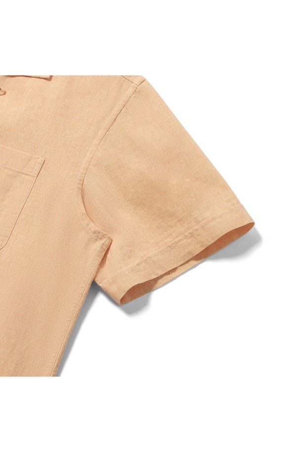 [컴포트] 트로피칼 빈티지 린넨 캠프 셔츠 (오렌지)는 시원한 여름을 위한 린넨 소재의 반소매 셔츠입니다. 부드러운 촉감과 통기성이 좋은 린넨 소재로 제작되어 몸에 달라붙지 않아 쾌적한 착용감을 선사하며, 릴랙스핏, 컴포트핏, 레귤러핏으로 편안하게 착용 가능합니다. 빈티지 스타일의 오픈 카라 디자인과 박스 플리츠, 행 루프, 사이드 슬릿 등의 디테일, 구터만 원사 단추 마감으로 완성도를 높였습니다.
