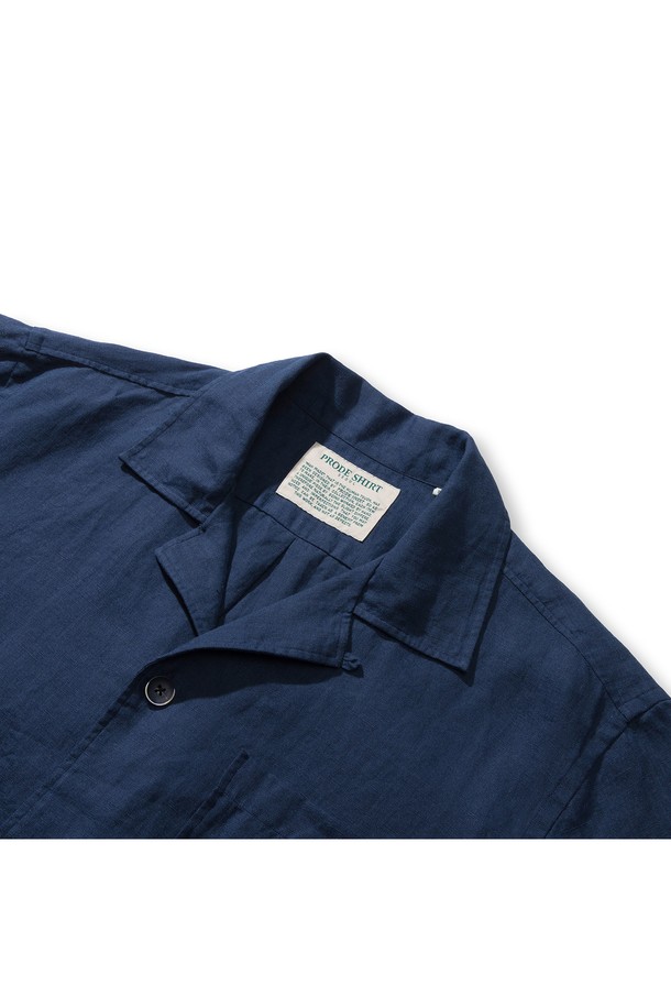 시원한 여름을 위한 남성용 쿠반 오픈카라 캠프 셔츠입니다. 부드러운 린넨 소재로 제작되어 가볍고 통기성이 뛰어나며, 네이비 컬러에 레귤러핏과 루즈핏으로 편안한 착용감을 제공합니다. 턴업 소매, 라운드 플래킷, 사이드 슬릿 등의 디테일과 무지 패턴이 어우러져 캐주얼하면서도 베이직한 스타일을 연출하며, 구터만 실을 사용하여 내구성을 높였습니다.
