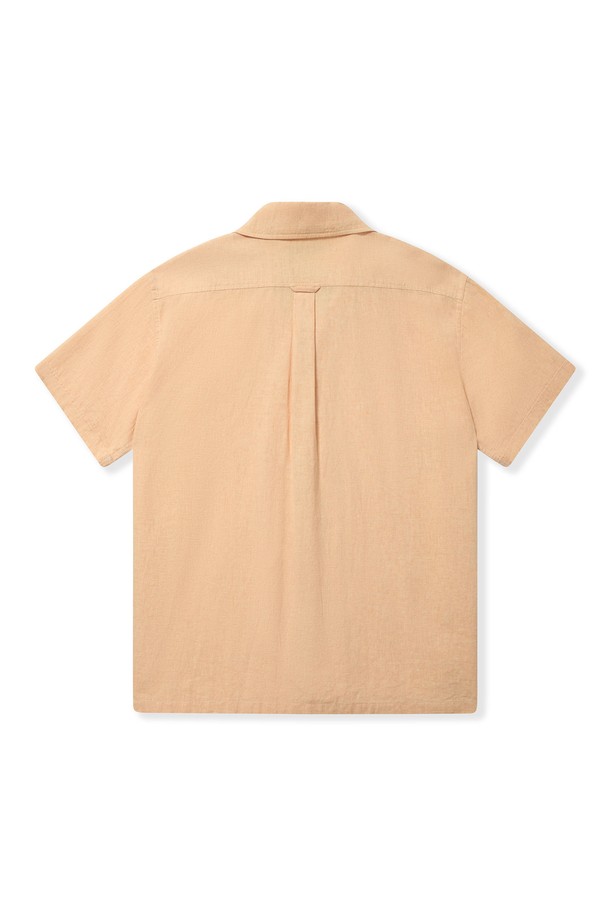 [컴포트] 트로피칼 빈티지 린넨 캠프 셔츠 (오렌지)는 시원한 여름을 위한 린넨 소재의 반소매 셔츠입니다. 부드러운 촉감과 통기성이 좋은 린넨 소재로 제작되어 몸에 달라붙지 않아 쾌적한 착용감을 선사하며, 릴랙스핏, 컴포트핏, 레귤러핏으로 편안하게 착용 가능합니다. 빈티지 스타일의 오픈 카라 디자인과 박스 플리츠, 행 루프, 사이드 슬릿 등의 디테일, 구터만 원사 단추 마감으로 완성도를 높였습니다.
