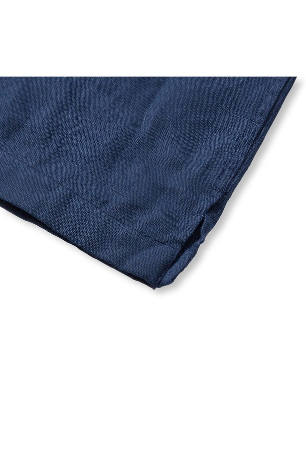 시원한 여름을 위한 남성용 쿠반 오픈카라 캠프 셔츠입니다. 부드러운 린넨 소재로 제작되어 가볍고 통기성이 뛰어나며, 네이비 컬러에 레귤러핏과 루즈핏으로 편안한 착용감을 제공합니다. 턴업 소매, 라운드 플래킷, 사이드 슬릿 등의 디테일과 무지 패턴이 어우러져 캐주얼하면서도 베이직한 스타일을 연출하며, 구터만 실을 사용하여 내구성을 높였습니다.
