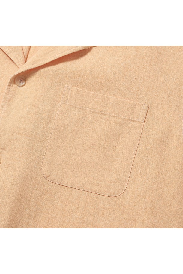 [컴포트] 트로피칼 빈티지 린넨 캠프 셔츠 (오렌지)는 시원한 여름을 위한 린넨 소재의 반소매 셔츠입니다. 부드러운 촉감과 통기성이 좋은 린넨 소재로 제작되어 몸에 달라붙지 않아 쾌적한 착용감을 선사하며, 릴랙스핏, 컴포트핏, 레귤러핏으로 편안하게 착용 가능합니다. 빈티지 스타일의 오픈 카라 디자인과 박스 플리츠, 행 루프, 사이드 슬릿 등의 디테일, 구터만 원사 단추 마감으로 완성도를 높였습니다.
