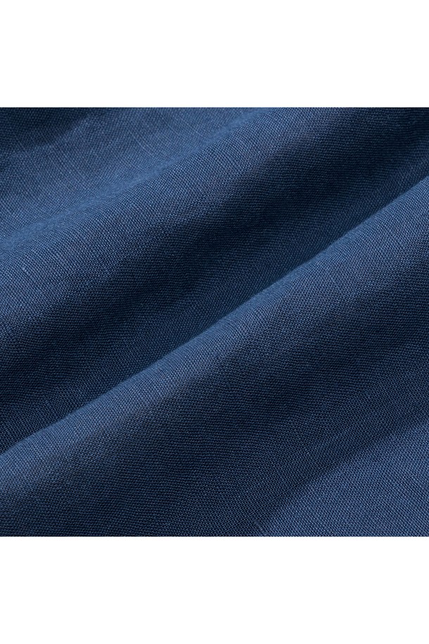 시원한 여름을 위한 남성용 쿠반 오픈카라 캠프 셔츠입니다. 부드러운 린넨 소재로 제작되어 가볍고 통기성이 뛰어나며, 네이비 컬러에 레귤러핏과 루즈핏으로 편안한 착용감을 제공합니다. 턴업 소매, 라운드 플래킷, 사이드 슬릿 등의 디테일과 무지 패턴이 어우러져 캐주얼하면서도 베이직한 스타일을 연출하며, 구터만 실을 사용하여 내구성을 높였습니다.
