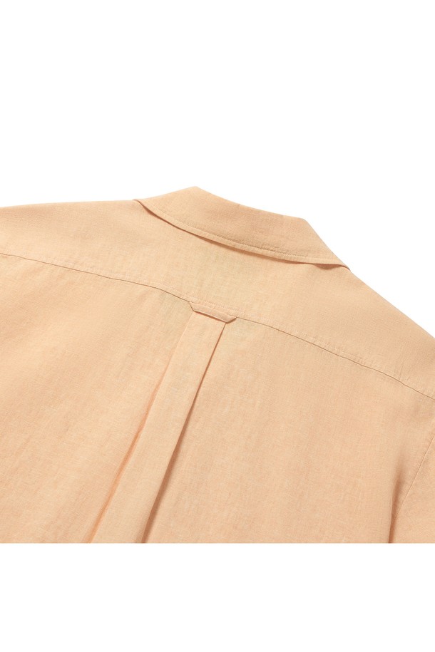 [컴포트] 트로피칼 빈티지 린넨 캠프 셔츠 (오렌지)는 시원한 여름을 위한 린넨 소재의 반소매 셔츠입니다. 부드러운 촉감과 통기성이 좋은 린넨 소재로 제작되어 몸에 달라붙지 않아 쾌적한 착용감을 선사하며, 릴랙스핏, 컴포트핏, 레귤러핏으로 편안하게 착용 가능합니다. 빈티지 스타일의 오픈 카라 디자인과 박스 플리츠, 행 루프, 사이드 슬릿 등의 디테일, 구터만 원사 단추 마감으로 완성도를 높였습니다.
