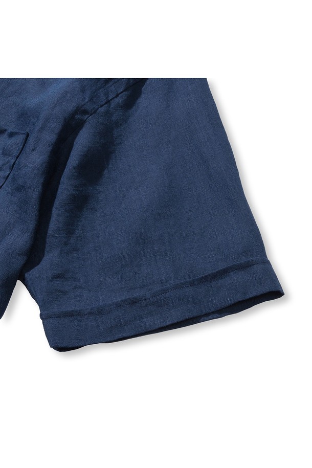 시원한 여름을 위한 남성용 쿠반 오픈카라 캠프 셔츠입니다. 부드러운 린넨 소재로 제작되어 가볍고 통기성이 뛰어나며, 네이비 컬러에 레귤러핏과 루즈핏으로 편안한 착용감을 제공합니다. 턴업 소매, 라운드 플래킷, 사이드 슬릿 등의 디테일과 무지 패턴이 어우러져 캐주얼하면서도 베이직한 스타일을 연출하며, 구터만 실을 사용하여 내구성을 높였습니다.
