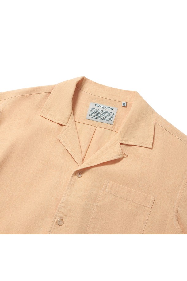 [컴포트] 트로피칼 빈티지 린넨 캠프 셔츠 (오렌지)는 시원한 여름을 위한 린넨 소재의 반소매 셔츠입니다. 부드러운 촉감과 통기성이 좋은 린넨 소재로 제작되어 몸에 달라붙지 않아 쾌적한 착용감을 선사하며, 릴랙스핏, 컴포트핏, 레귤러핏으로 편안하게 착용 가능합니다. 빈티지 스타일의 오픈 카라 디자인과 박스 플리츠, 행 루프, 사이드 슬릿 등의 디테일, 구터만 원사 단추 마감으로 완성도를 높였습니다.
