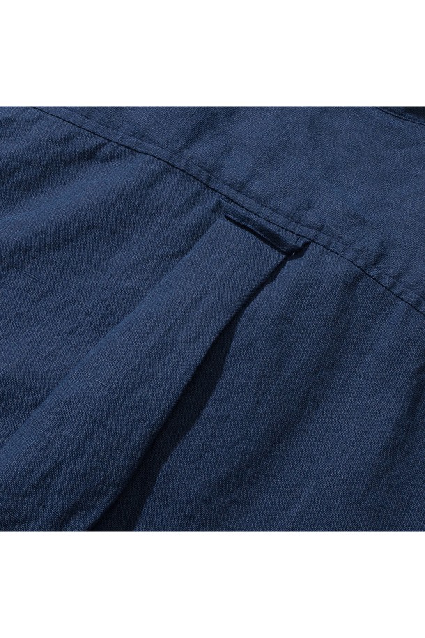 시원한 여름을 위한 남성용 쿠반 오픈카라 캠프 셔츠입니다. 부드러운 린넨 소재로 제작되어 가볍고 통기성이 뛰어나며, 네이비 컬러에 레귤러핏과 루즈핏으로 편안한 착용감을 제공합니다. 턴업 소매, 라운드 플래킷, 사이드 슬릿 등의 디테일과 무지 패턴이 어우러져 캐주얼하면서도 베이직한 스타일을 연출하며, 구터만 실을 사용하여 내구성을 높였습니다.
